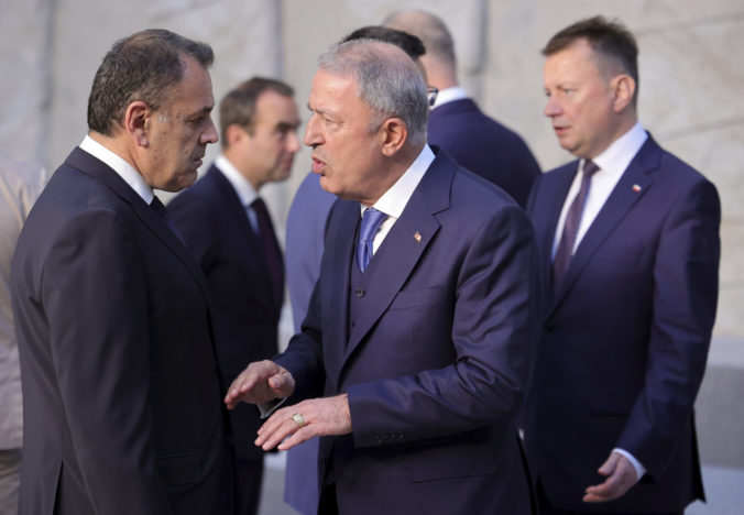 Belgicko NATO Diskusia v Bruseli medzi tureckým ministrom Hulusim Akarom a Nikosom Panagiotopoulosom z Grécka