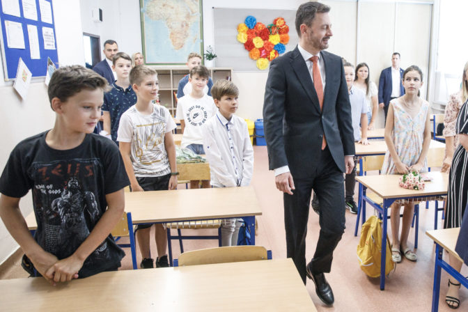 PREMIÉR: Odovzdal koncoročné vysvedčenia