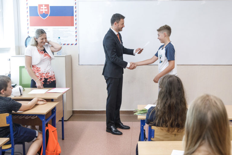 PREMIÉR: Odovzdal koncoročné vysvedčenia