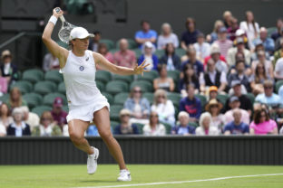 Poland's Iga Swiatek returns to Croatia's Jana Fett in a first round women's singles match on day two of the Wimbledon tennis championships in London, Tuesday, June 28, 2022. ()