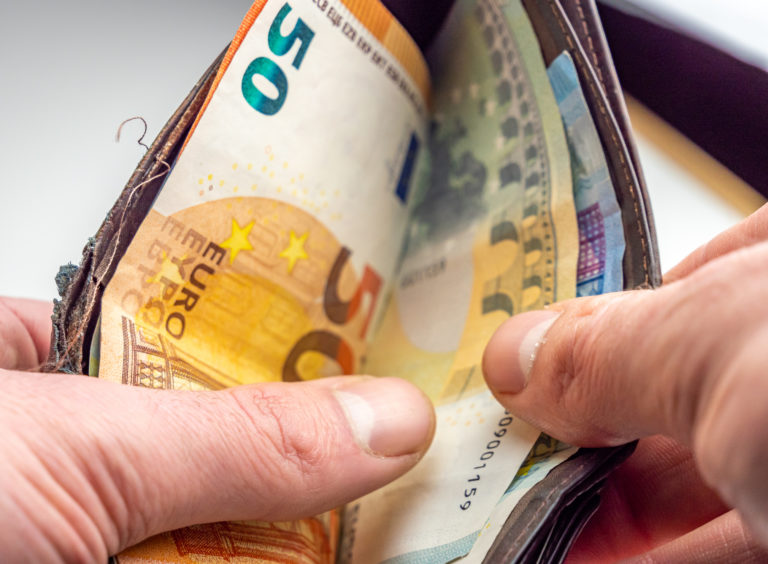 Peniaze euro pomoc financie