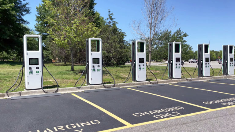 Polovica všetkých nabíjacích miest pre elektromobily v Európskej únii je sústredená v dvoch krajinách