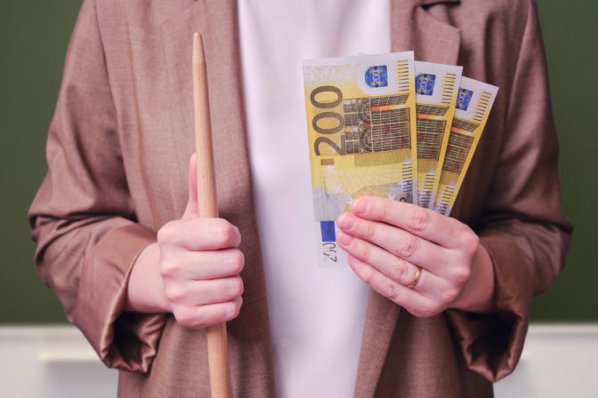 Učiteľka, plat, peniaze