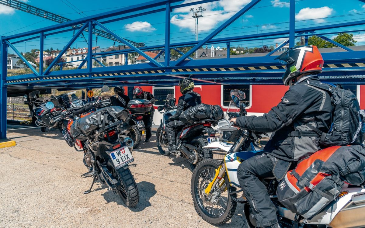 K jadranskemu moru sa odviezlo prvym autovlakom 142 cestujucich spolu s 30 motorkami a 6 autami.jpg