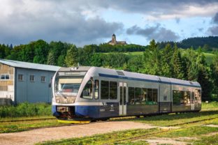 Letne vlaky zssk odvezu cestujucich aj za historickymi pamiatkami ako napriklad lubovniansky hrad.jpg