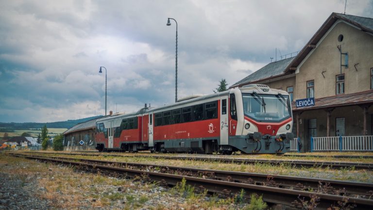Levoča, železničná stanica, vlak, Mariánska púť