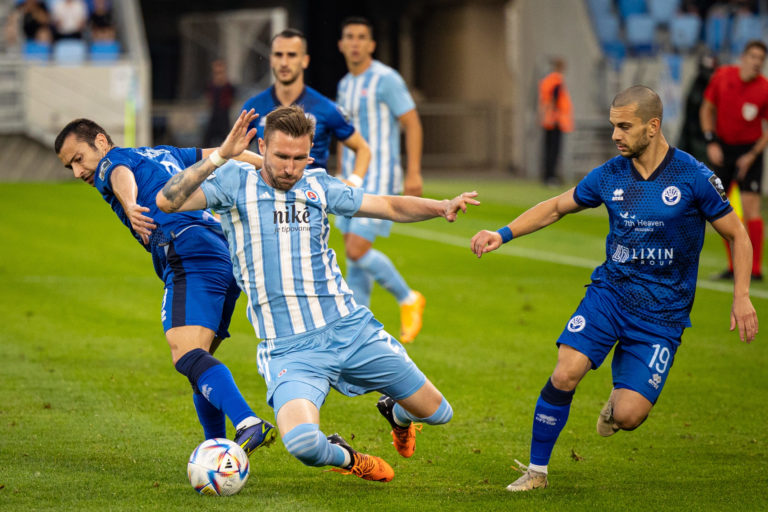 Sprava: Sandro Altunashvili z FC Dinamo Batumi a Jaromír Zmrhal z K Slovan Bratislava počas prvého futbalového zápasu v 1. kvalifikačnom kole Ligy majstrov 2022/2023 medzi K Slovan Bratislava (Slovensko) - FC Dinamo Batumi (Gruzínsko). Bratislava, 6. júl 2022.