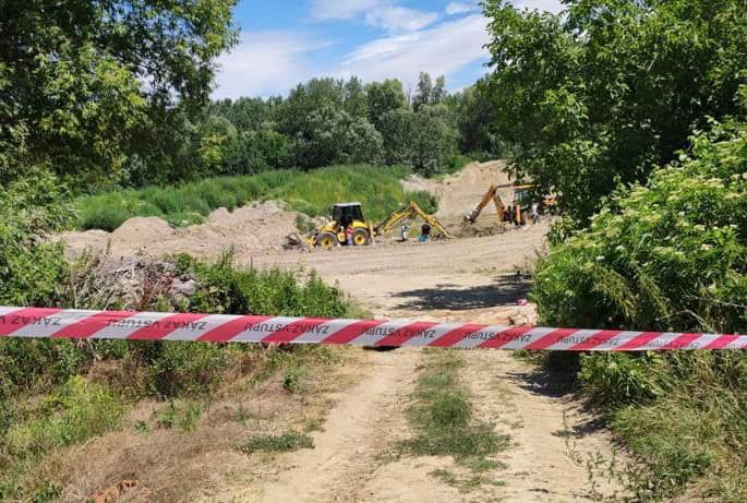 Policajná páska, pátranie, bager, polícia