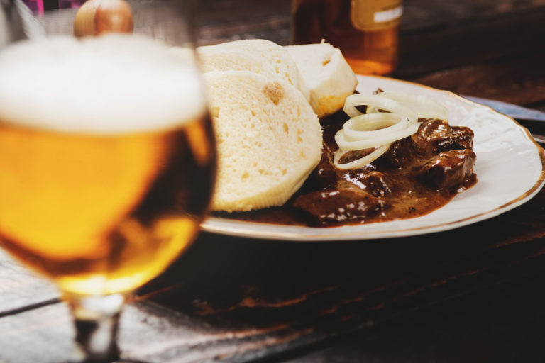 Pivo, guláš