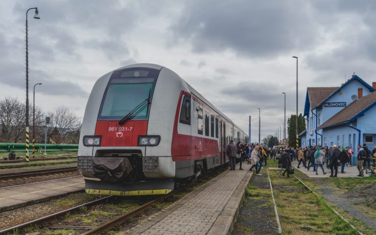 Rekordnemu zaujmu pracujucich o junovu cestu vlakom pomohlo aj uzatvorenie mosta v hlohovci.jpg