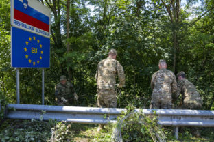 Slovinská armáda začala v piatok odstraňovať plot z ostnatého drôtu na hranici s Chorvátskom