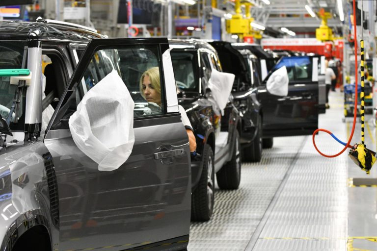 PRIEMYSEL: Automobilový závod Jaguar Land Rover