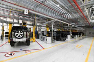PRIEMYSEL: Automobilový závod Jaguar Land Rover