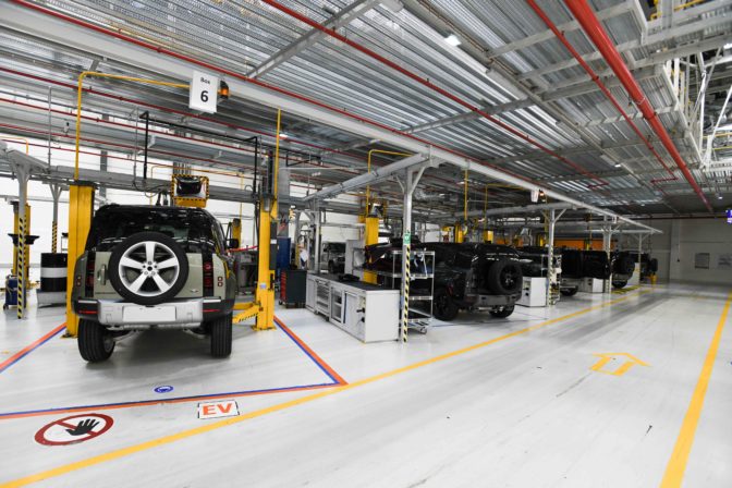 PRIEMYSEL: Automobilový závod Jaguar Land Rover