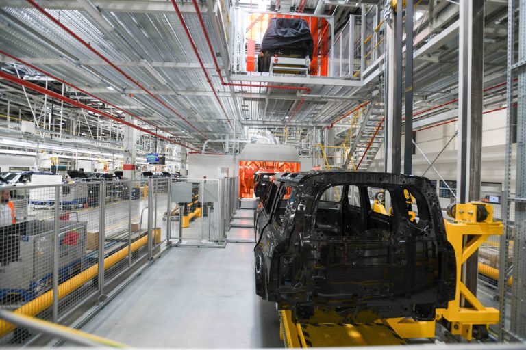 PRIEMYSEL: Automobilový závod Jaguar Land Rover