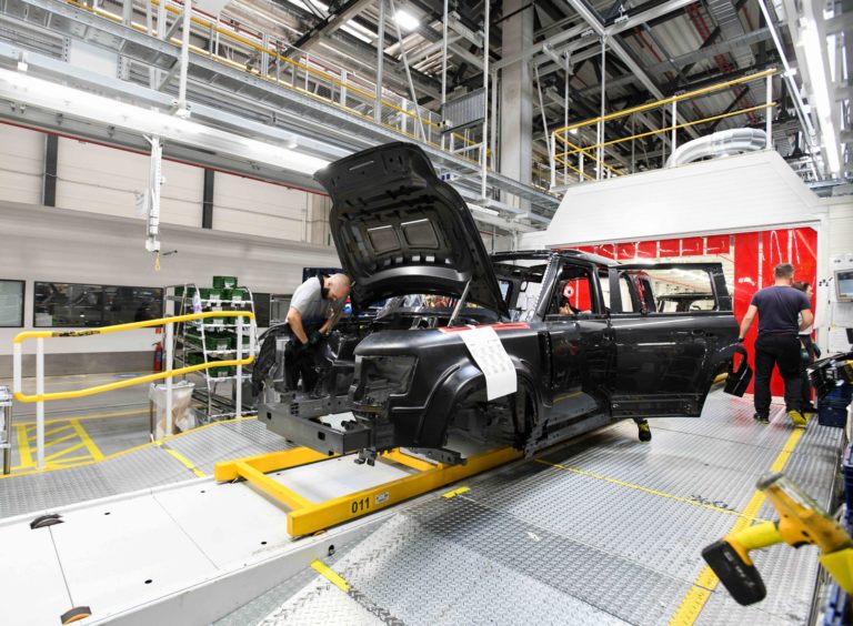 PRIEMYSEL: Automobilový závod Jaguar Land Rover