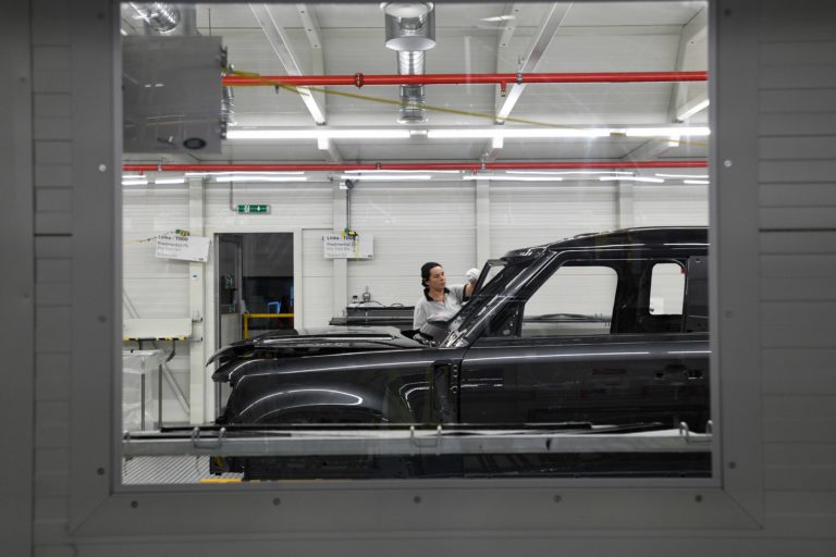 PRIEMYSEL: Automobilový závod Jaguar Land Rover