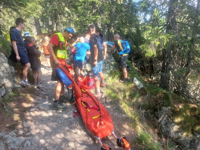 Horska zachranna sluzba leto turisti.jpg