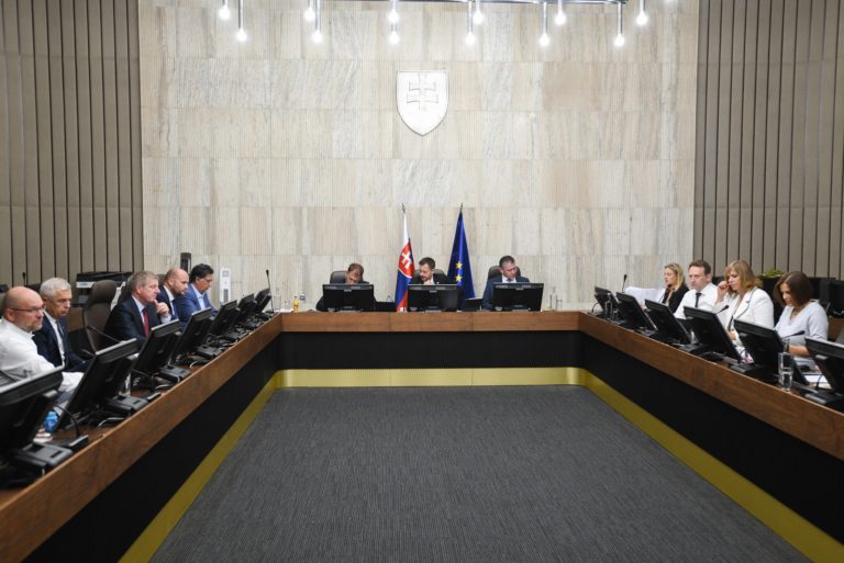 VLÁDA: Rokovanie 100. schôdze