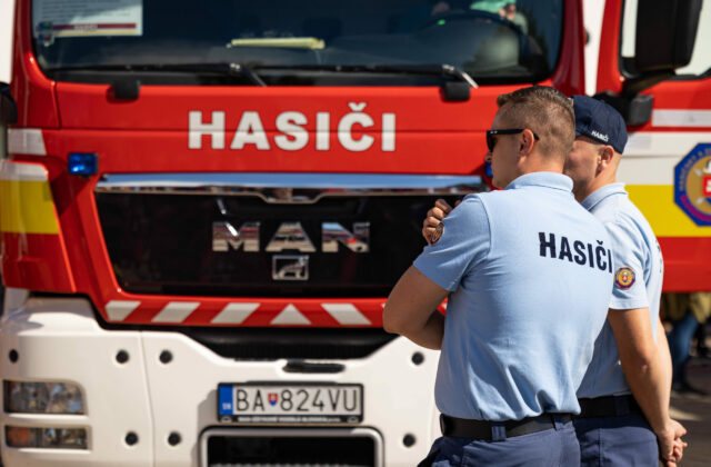 Ministerstvo vnútra odovzdalo hasičom a policajtom novú techniku na plnenie úloh v teréne