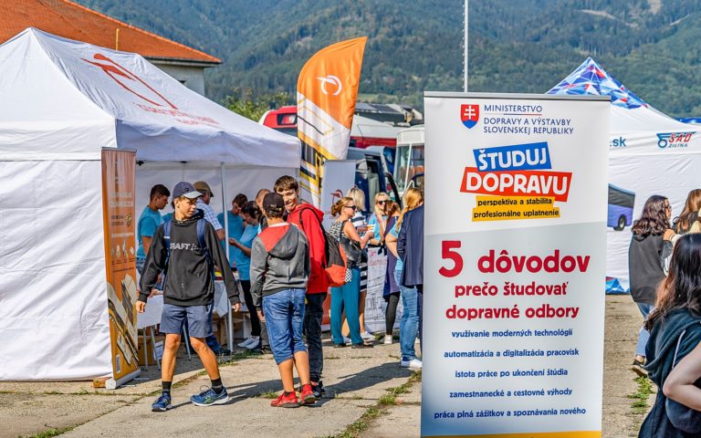 Cielom podujatia studuj dopravu je zvysit zaujem ziakov zakladnych skol o studium na strednych odbornych skolach a vysokych skolach v oblasti dopravy.jpg