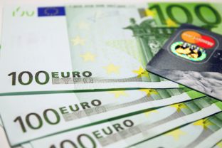 Euro peniaze dane financie