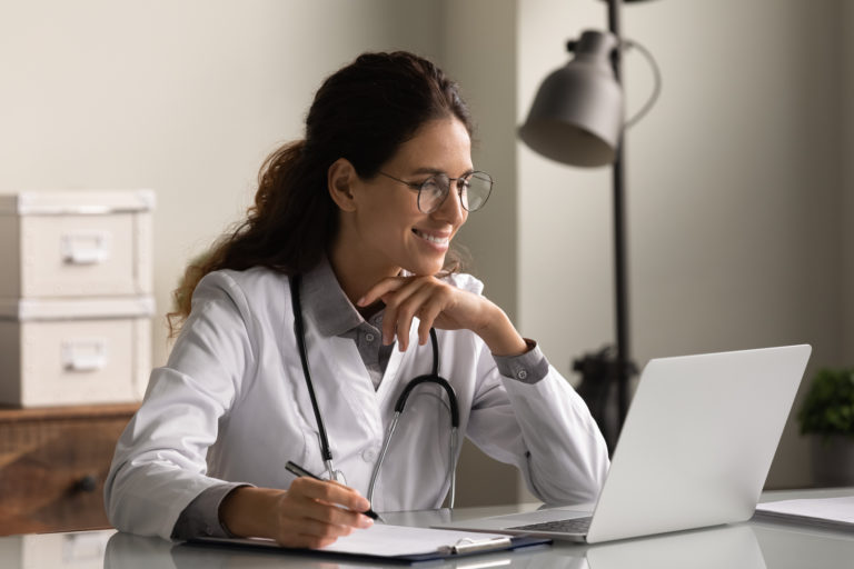 Telemedicína, lekárka, doktor, počítač, vyšetrenie