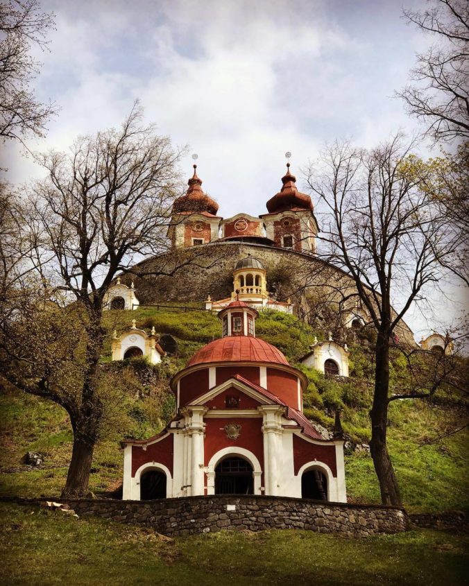 Objavte jedinečné čaro slovenských kalvárií , „hory lebiek“ po ktorej kráčal Ježiš