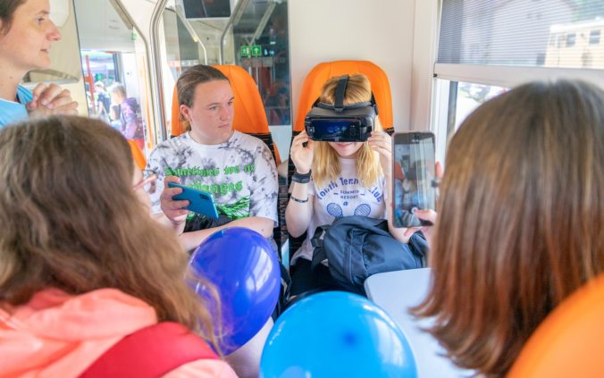 Prostrednictvom virtualnych okuliarov sa ziaci dostanu do 3d priestoru v ktorych ich privita vlakovy personal a prezru si kabinu rusnovodica.jpg