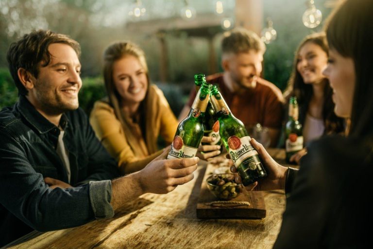 Slovaci coraz viac nakupuju pivo vo vratnych flasiach. je za tym nostalgia styl no najma ekologia.jpg