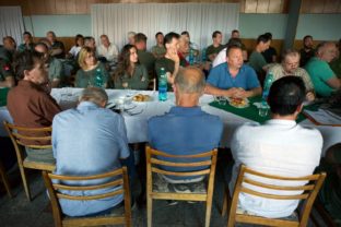 Predstavitelia samosprávy, poľovníci a ochranári počas tlačovej konferencie po zasadnutí Koordinačnej rady Biosférickej rezervácie Poľana v budove Poľnohospodárskeho družstva v Očovej