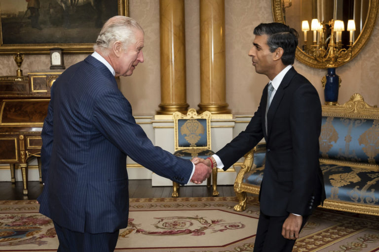 Kráľ Karol III., Rishi Sunak.