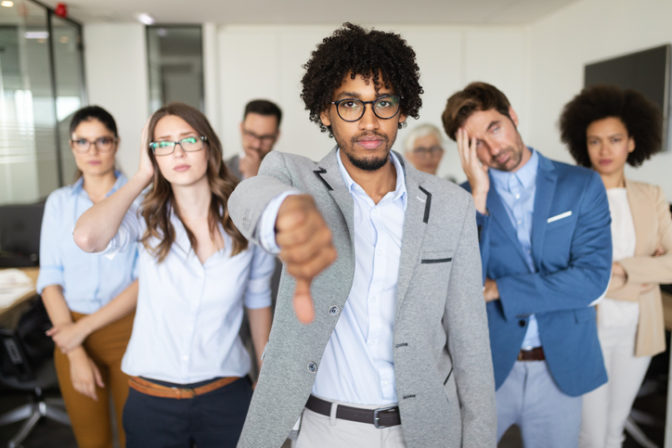 Nespokojnost zamestnanci pracujuci praca prieskum zamestnavatelia firma