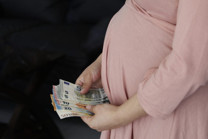 Tehotenstvo, peniaze, žena