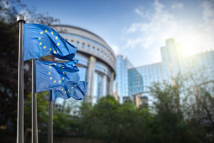 Európska komisia schválila svoj pracovný program pre budúci rok European union flag against parliament in Brussels