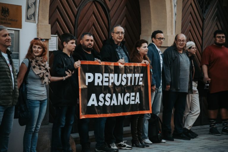 Inštitút ľudských práv, Assange