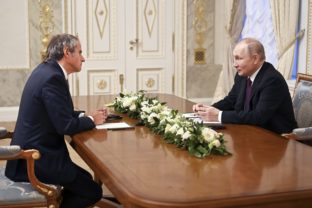 Generálny riaditeľ Medzinárodnej agentúry pre atómovú energiu (MAAE) Rafael Mariano Grossi sa v utorok stretol ruským prezidentom Vladimirom Putinom