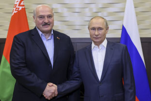Zľava: Bieloruský prezident Alexander Lukašenko a ruský prezident Vladimir Putin.