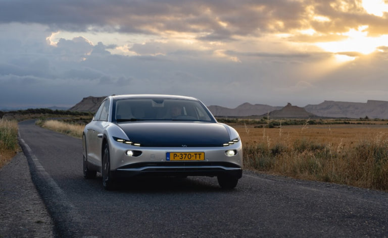 Solárne auto, ktoré bude jazdiť zadarmo