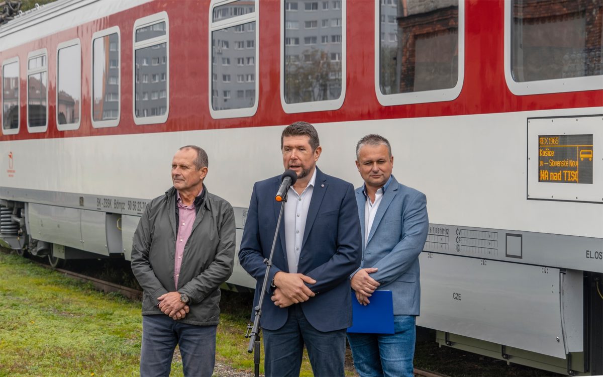 Verejnosti predstavili jeden zo styroch novych voznov roman koren predseda predstavenstva a generalny riaditel zssk a ostatni clenovia predstavenstva spolocnosti jan lukac a karol martincek.jpg