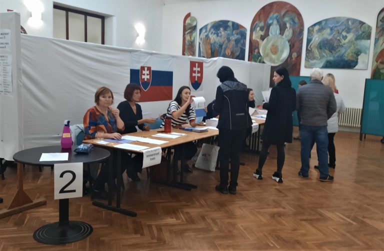 Voliči vo volebnej miestnosti v národnostne zmiešanej obci Veľký Kýr (okres Nové Zámky) počas spojených volieb do orgánov územnej samosprávy 2022.  Priebeh volieb v obci Veľký Kýr