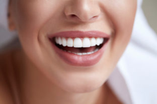Prirodzené spôsoby, ako si udržať zdravé biele zuby