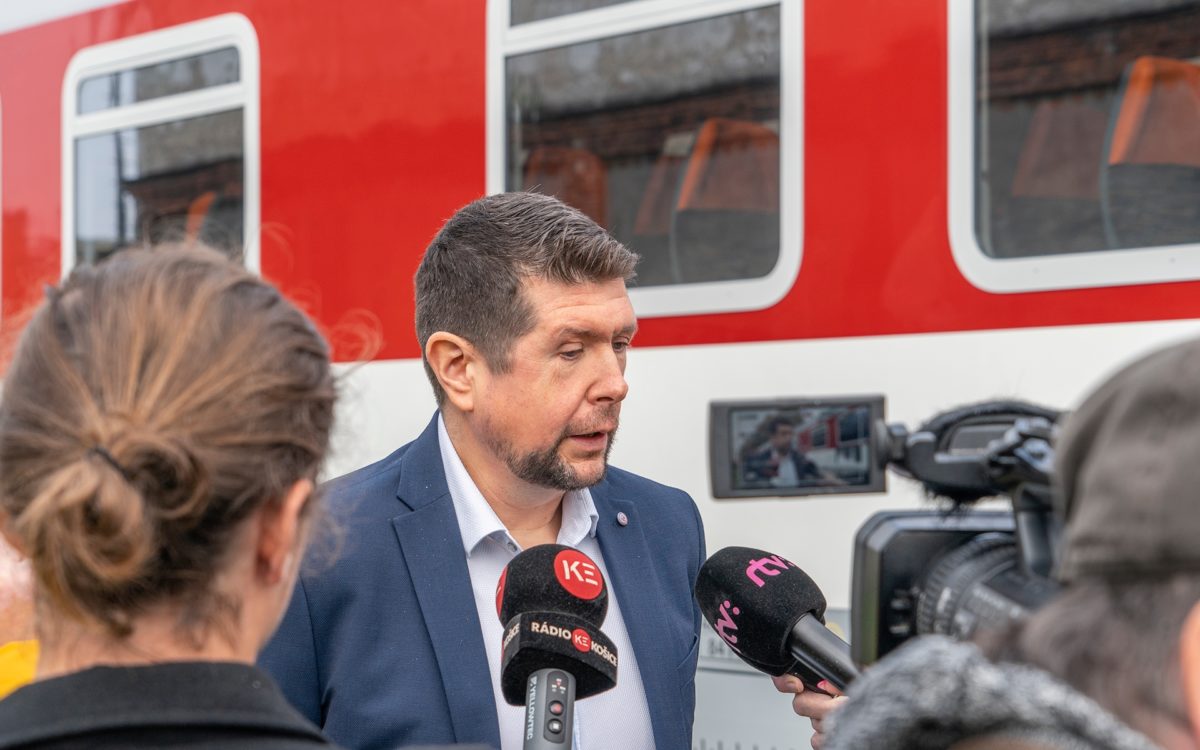 „v zssk plnime slub vychodniarom ze po investiciach na severnom a strednom slovensku opat prichadza ich chvila povedal na tlacovej konferencii predseda prestavenstva a generalny riaditel zssk roman koren.jpg