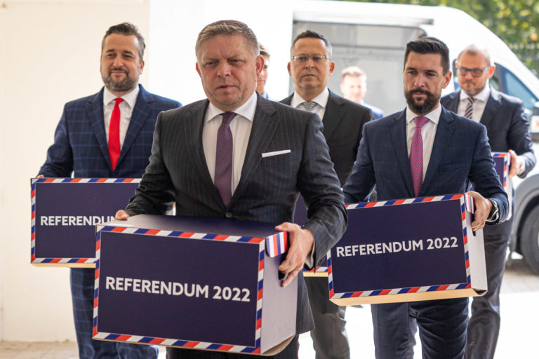 SMER SD: Odovzdali podpísané petičné hárky