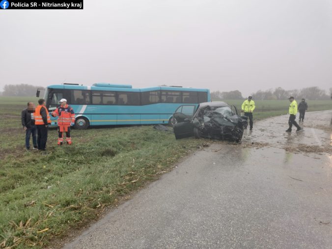 Nehoda auta s autobusom