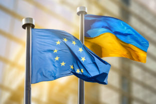 Vlajky Európskej únie a Ukrajiny