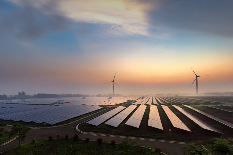 Solárna energia, solárne panely, veterný mlyn