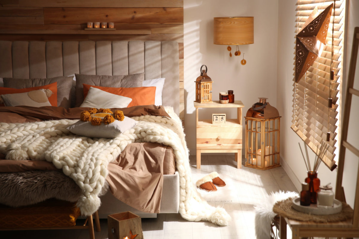 Cozy,Bedroom,Interior,With,Knitted,Blanket,And,Cushions