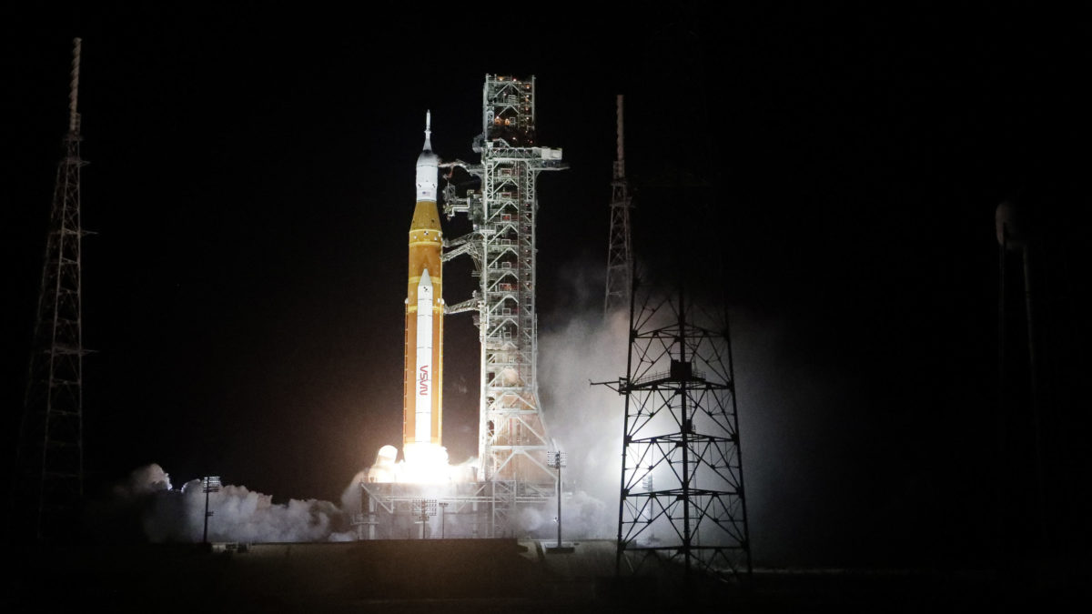 NASA raketa štartuje na Mesiac