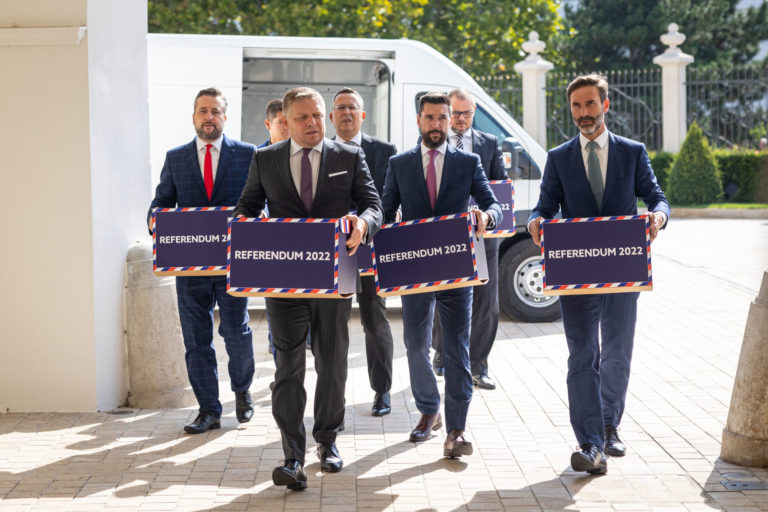 SMER SD: Odovzdali podpísané petičné hárky
